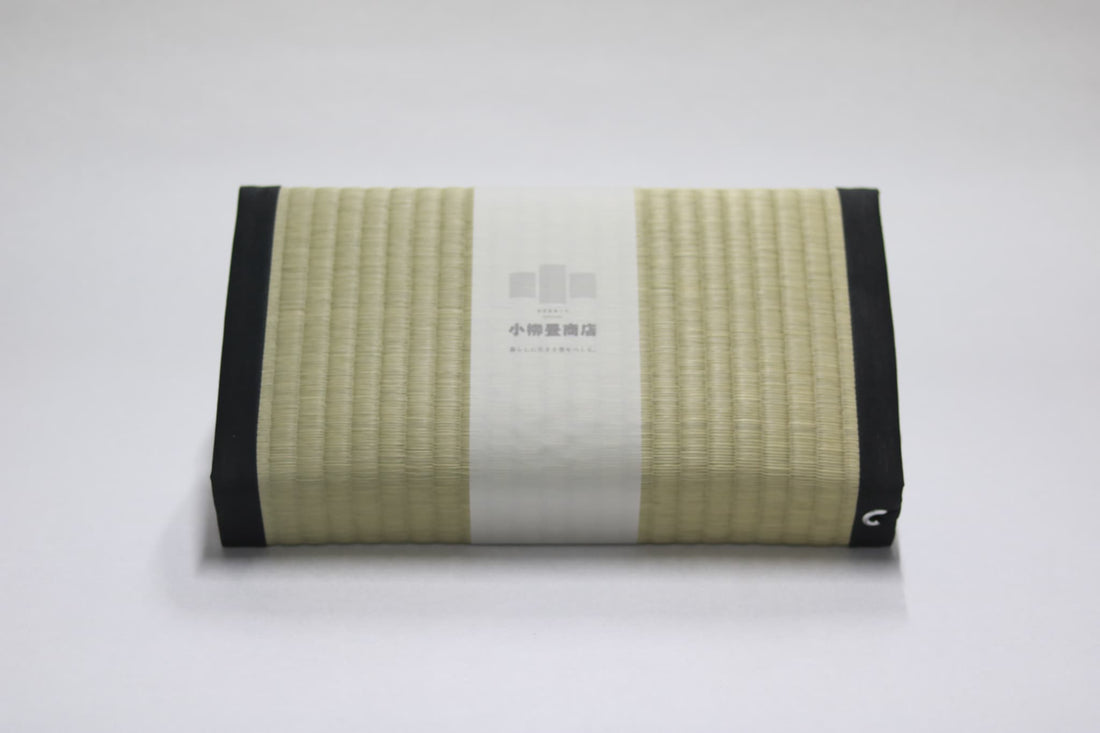 A handcrafted tatami meditation cushion (Agura type) made with natural rush grass and finished with black edges, designed for cross-legged sitting.