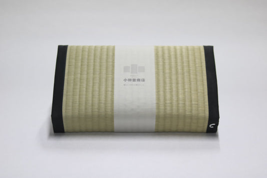 A handcrafted tatami meditation cushion (Agura type) made with natural rush grass and finished with black edges, designed for cross-legged sitting.
